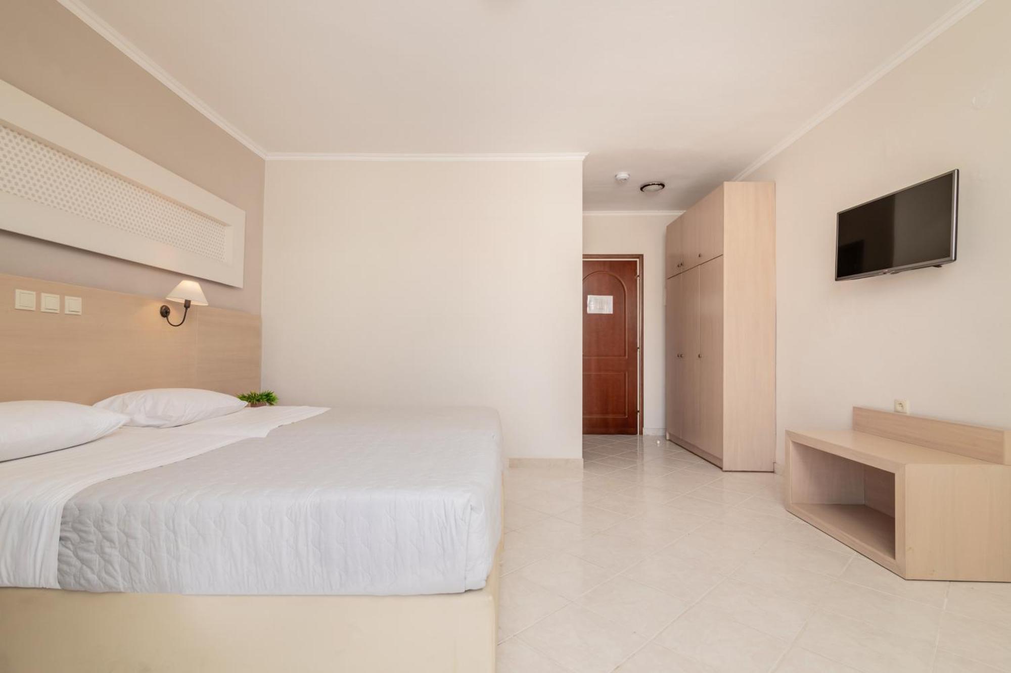 Karras Hotel Лаганас Экстерьер фото